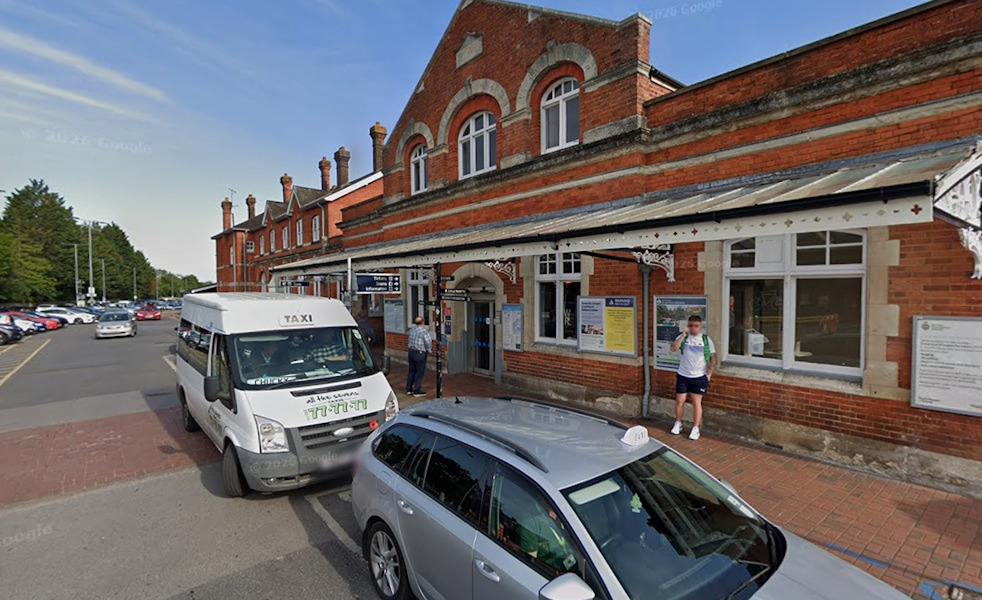 Points failure causes delays between Westbury and Salisbury