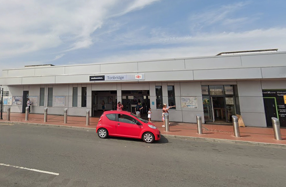 Emergency incident at Tonbridge causes rail delays this evening