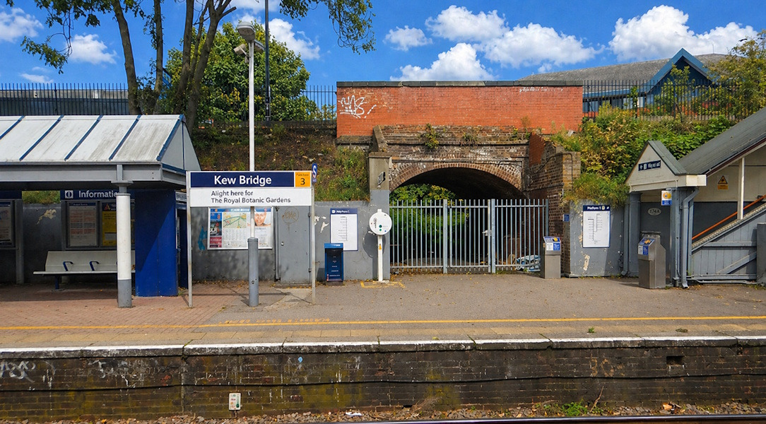 Rail Lines Shut Near Kew Bridge as Police Handle Ongoing Incident