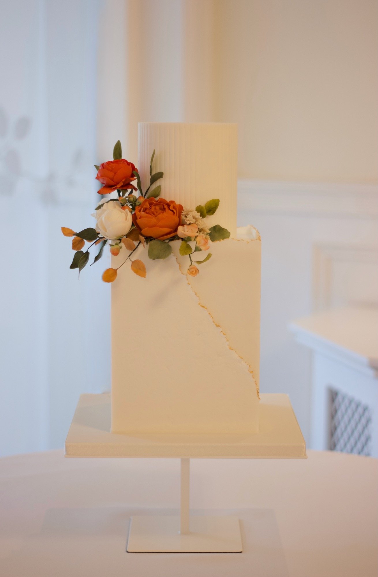 Autumnal wedding cakes with gold