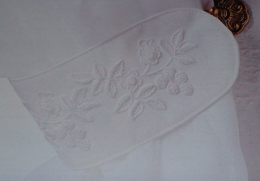 Mountmellick Curtain Tie Back ~ Mountmellick Embroidery Pattern