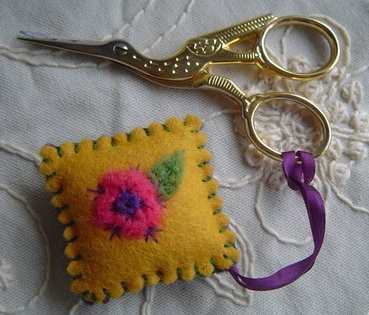 Scissor keep, Yellow - Felt &amp; hand embroidery