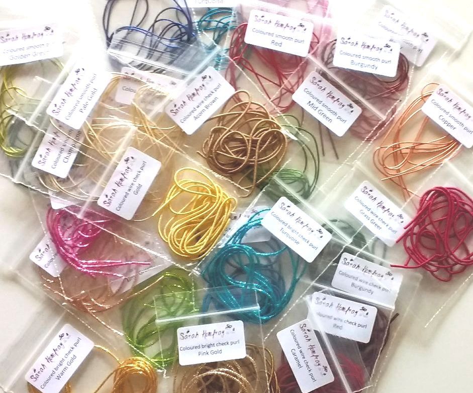 Coloured metal purls