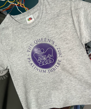 Women's, Men's & Kid's Commemorative Merchandise - T Shirt - The Queen's Platinum Jubilee 2022 Light Grey