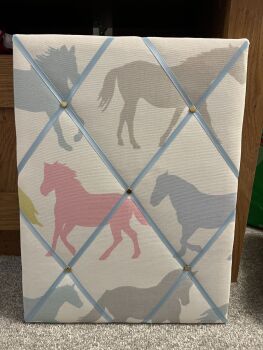 Discounted 40x30cm Stampede Sorbet Horses Blue Ribbon Handcrafted Lightly Padded Fabric Notice Bulletin Memo Pin Cork Board Landscape