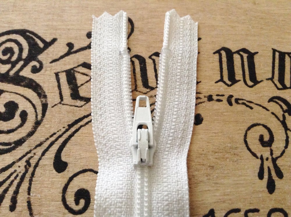 white closed end zip 7“ long YKK 18cm nylon sliding fabric fastener