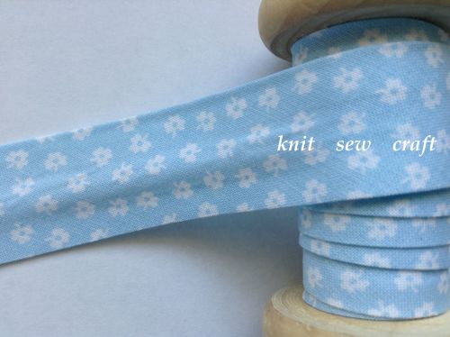 25mm wide baby blue bias binding with white flower pattern 9775