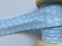 flower patterned bias baby blue white floral print 9775 25mm 1 metre
