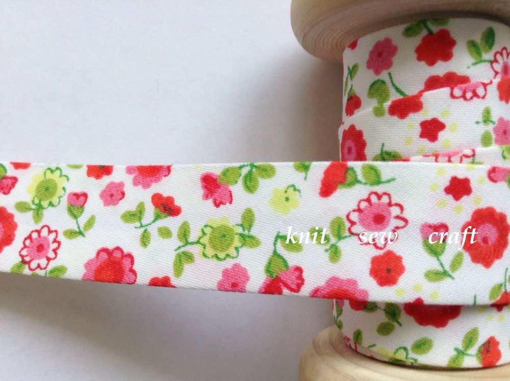 patterned bias fabric 18mm wide with red and pink flowers 7600/033
