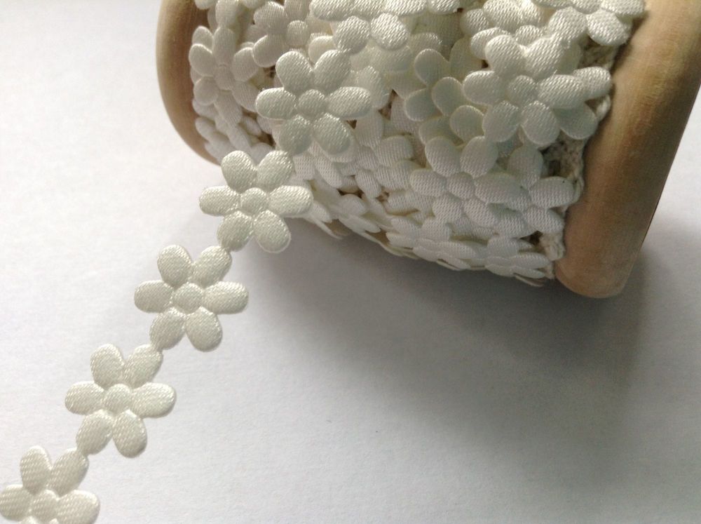 Daisy Flowers Trimming Braid Half Metre Length Pale Ivory