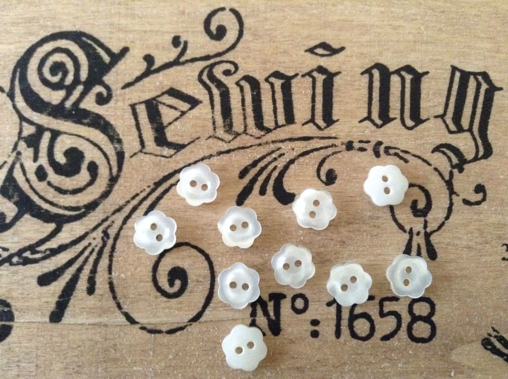 White Daisy Flower Buttons, Set of 10 x 11mm