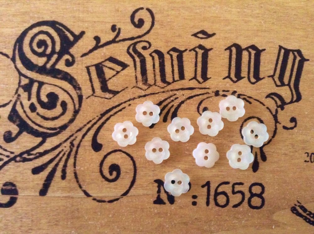 Ivory Daisy Flower buttons, 10 x 11mm