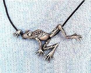 LOUNGING FROG NECKLACE