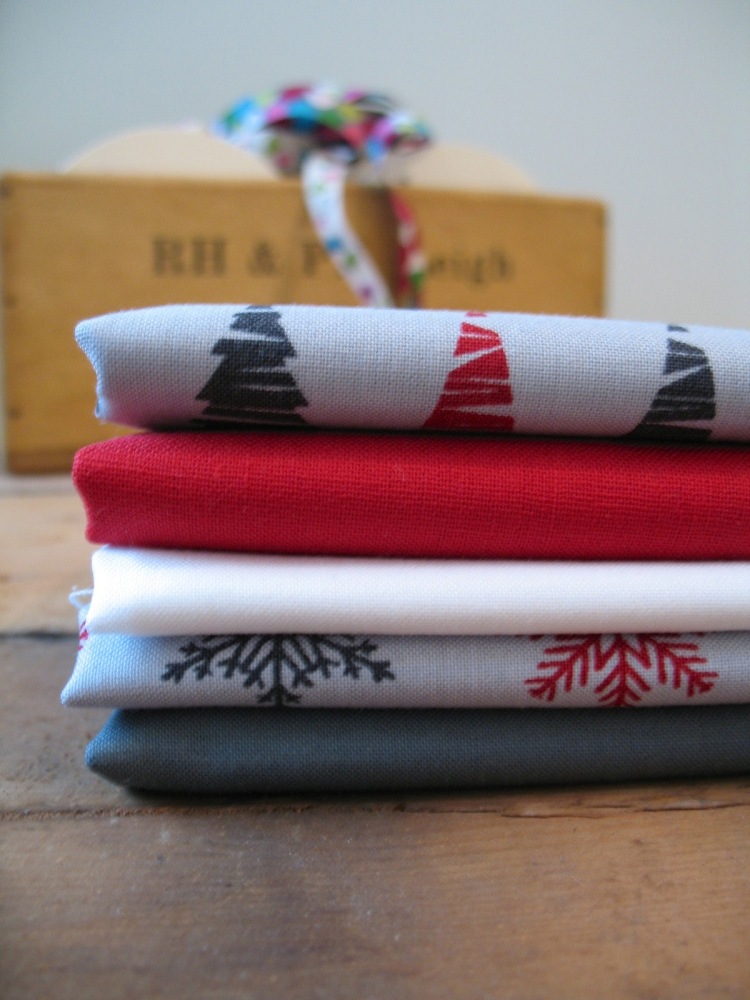 Westfalenstoffe Bergen Christmas snowflakes on grey 