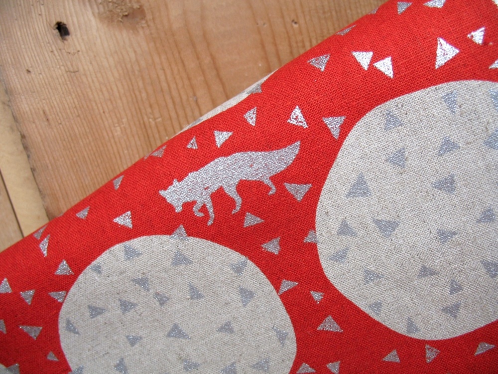 Echino Japan fox in Den in red