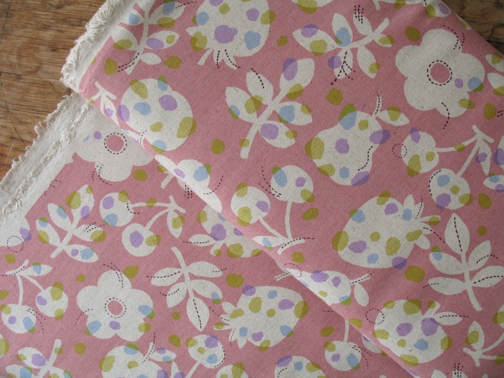 Sevenberry Nordic fruit flowers linen mix on pink