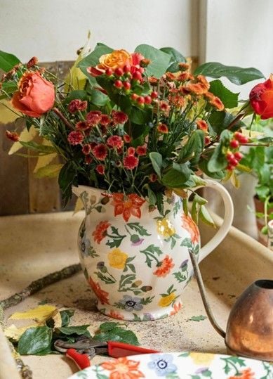This Country Garden 6 Pint Jug is an exclusive to the Collectors' Club