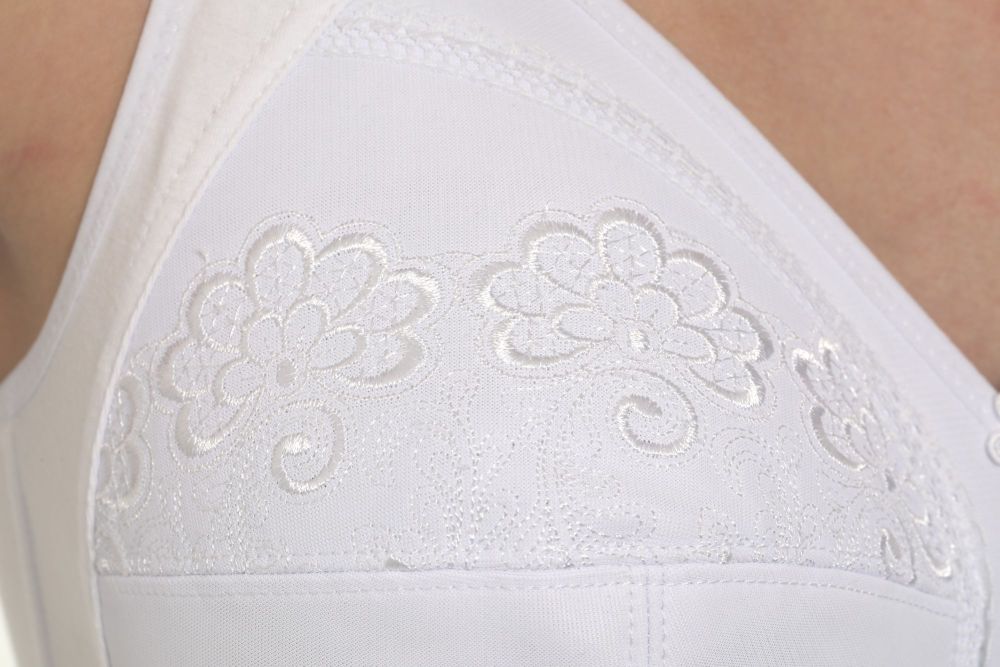 LG865 - Non wired white  Cotton embroidered  BRA 34D to 46J. 25 PCS - £8.75 each
