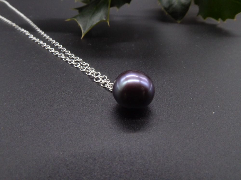Purple Hue Dainty Single Black Pearl Pendant - 5-6 mm