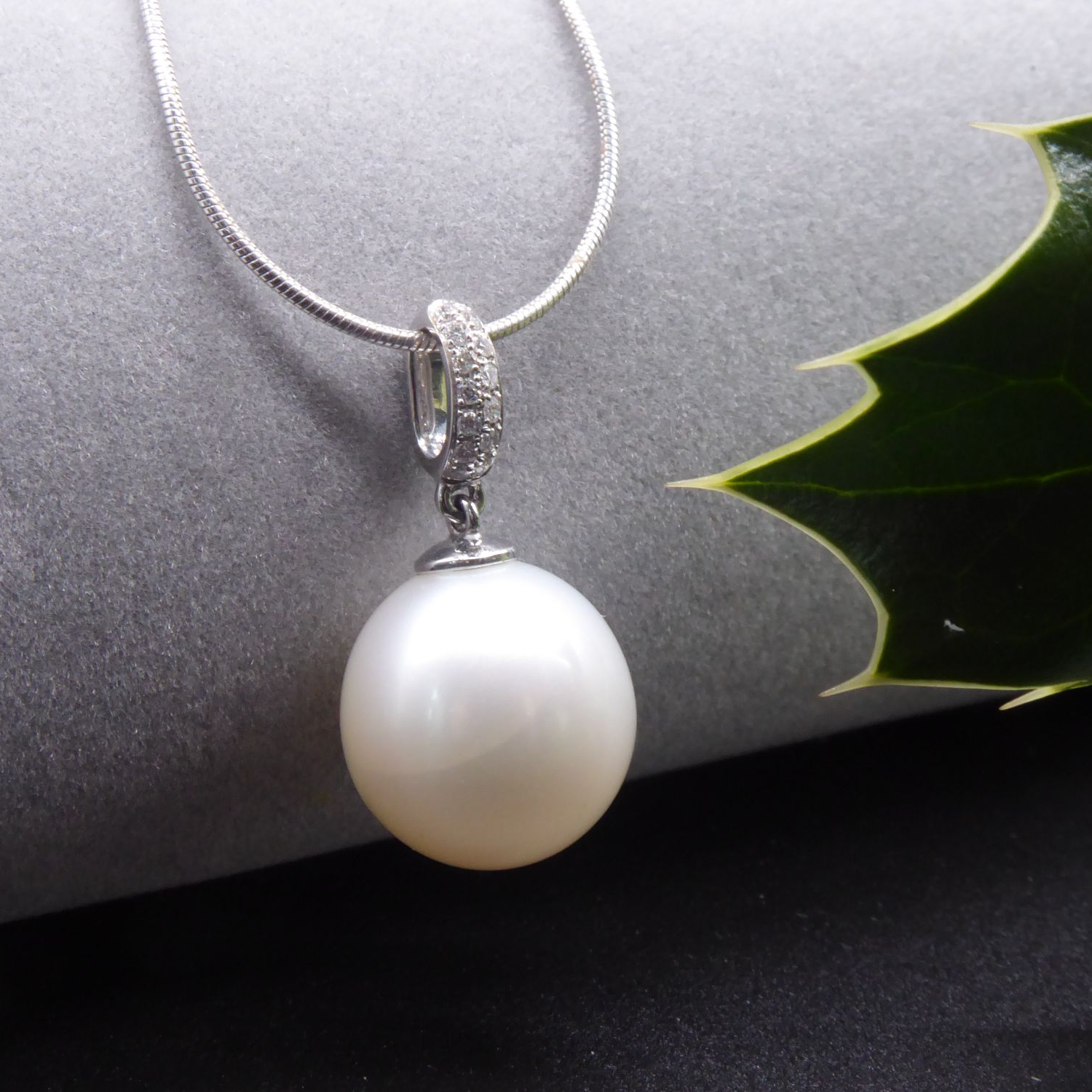 Diamond and pearl white gold pendant