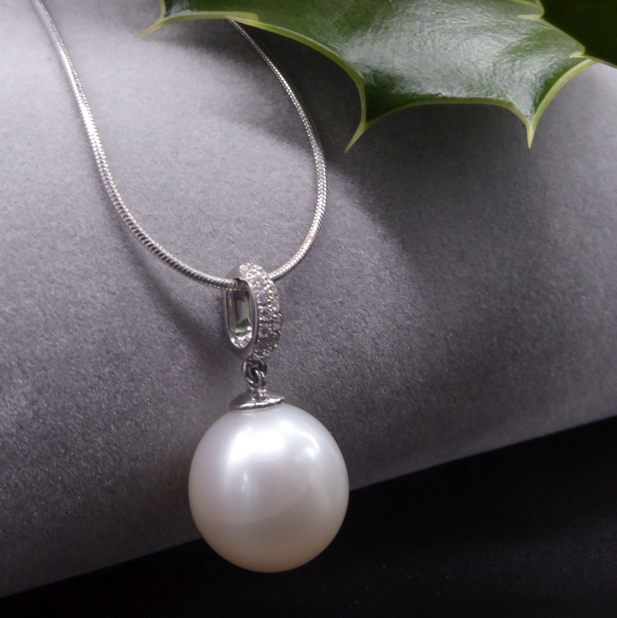 Pearl with white gold and diamonds pendant