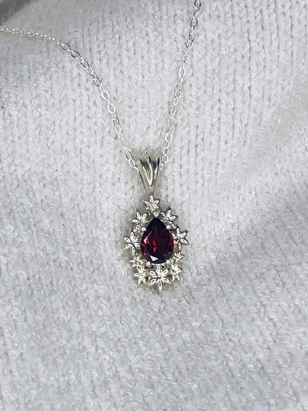 Silver fleur garnet set pendant