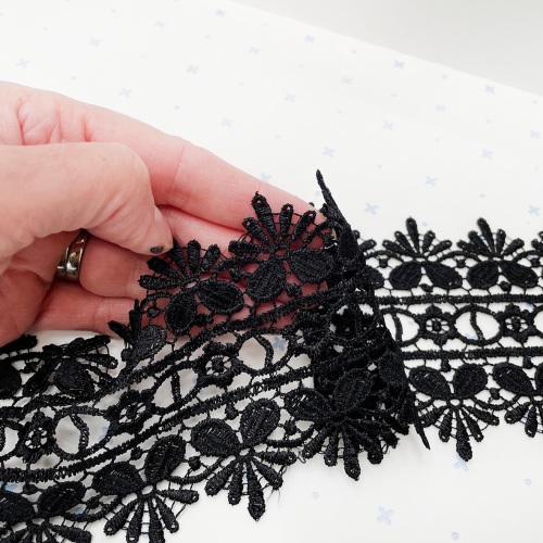 Guipure lace with keyhole insert