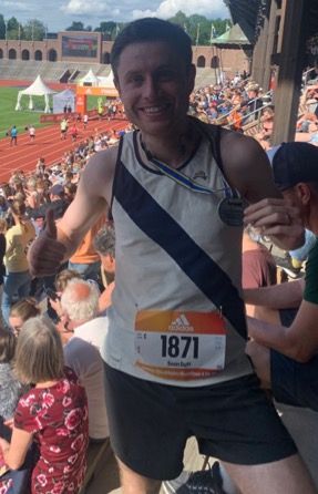 Harrier Sean Duff with medal at Stockholm Marathon 