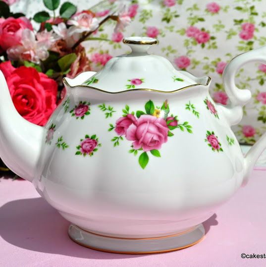 Royal Albert New Country Roses White 2 Pint Teapot