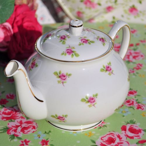 Scattered Pink Ditsy Roses Pattern