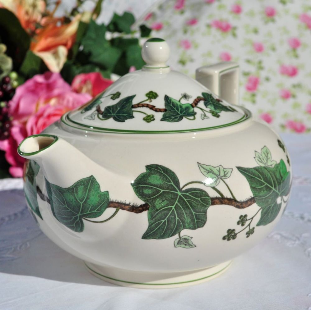 Wedgwood Napoleon Ivy 1.5 Pint Vintage Creamware Teapot c.1940s