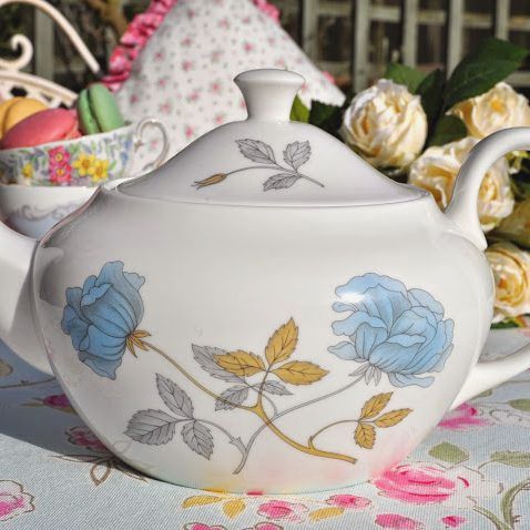 Wedgwood Ice Rose Bone China 2 Pint Teapot