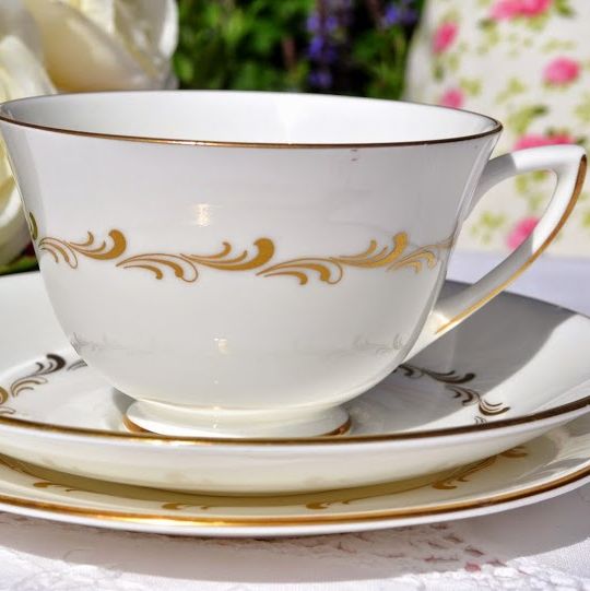 Royal Doulton Rondo H.4935 White and Gold Teacup Trio c.???
