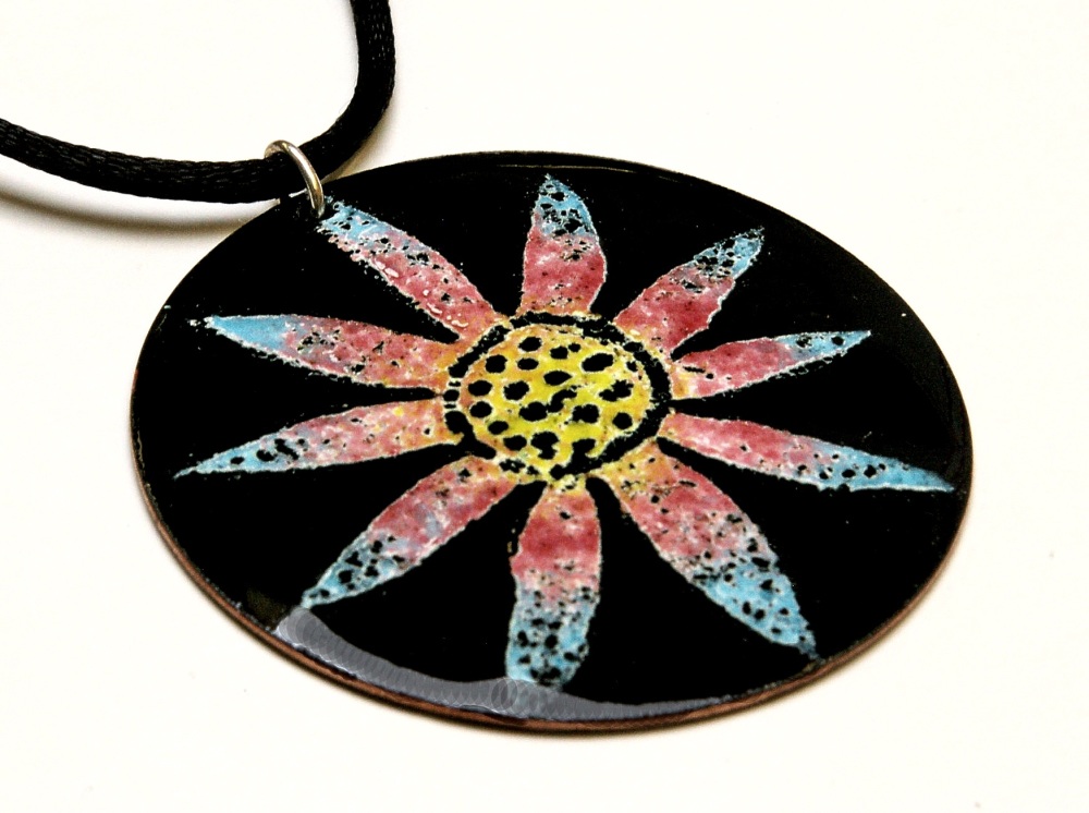 Circular Flower Pendant - Daisy