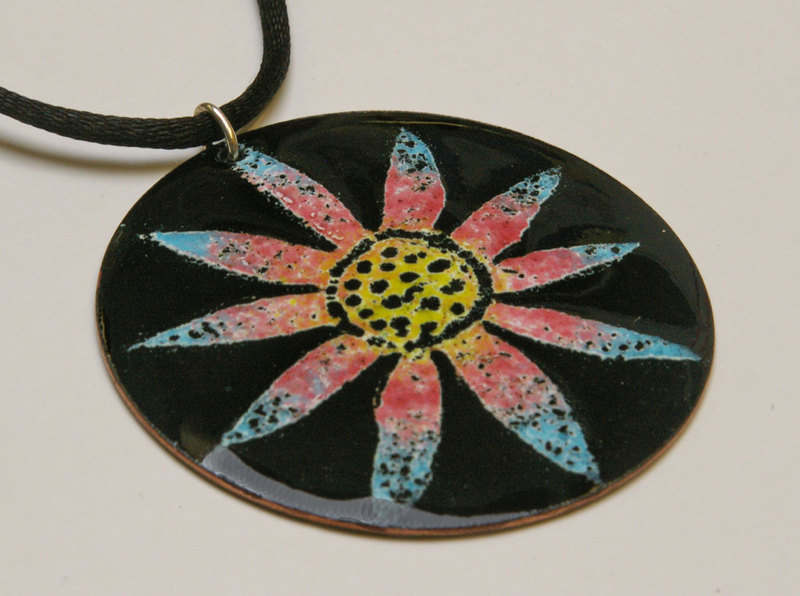 Daisy Pendant Large Mixed Colours (Close up)