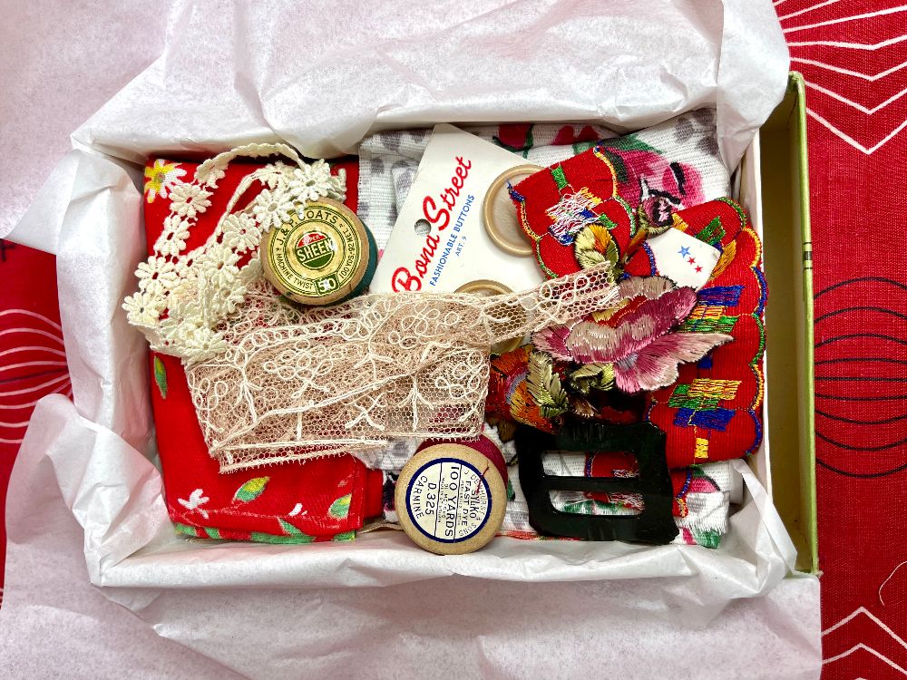 <!-- 0051 -->Sewing Gift Sets & Vintage Buttons