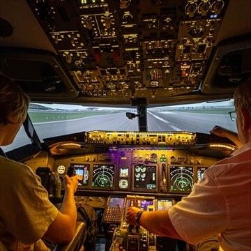 There's a 737 Flightdeck Experience at Brighton Airport 