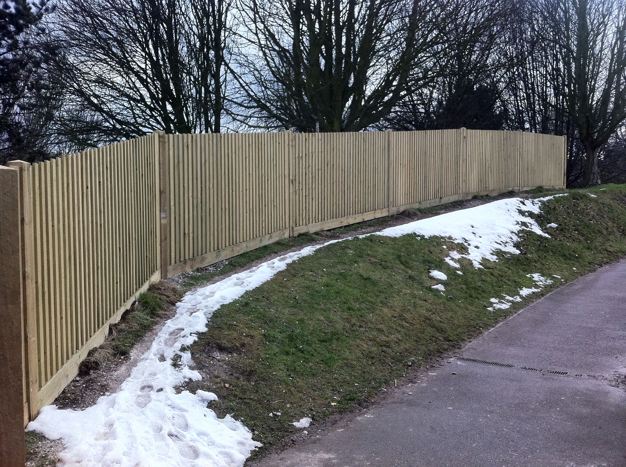 Closeboard fence on arris rails (12).JPG
