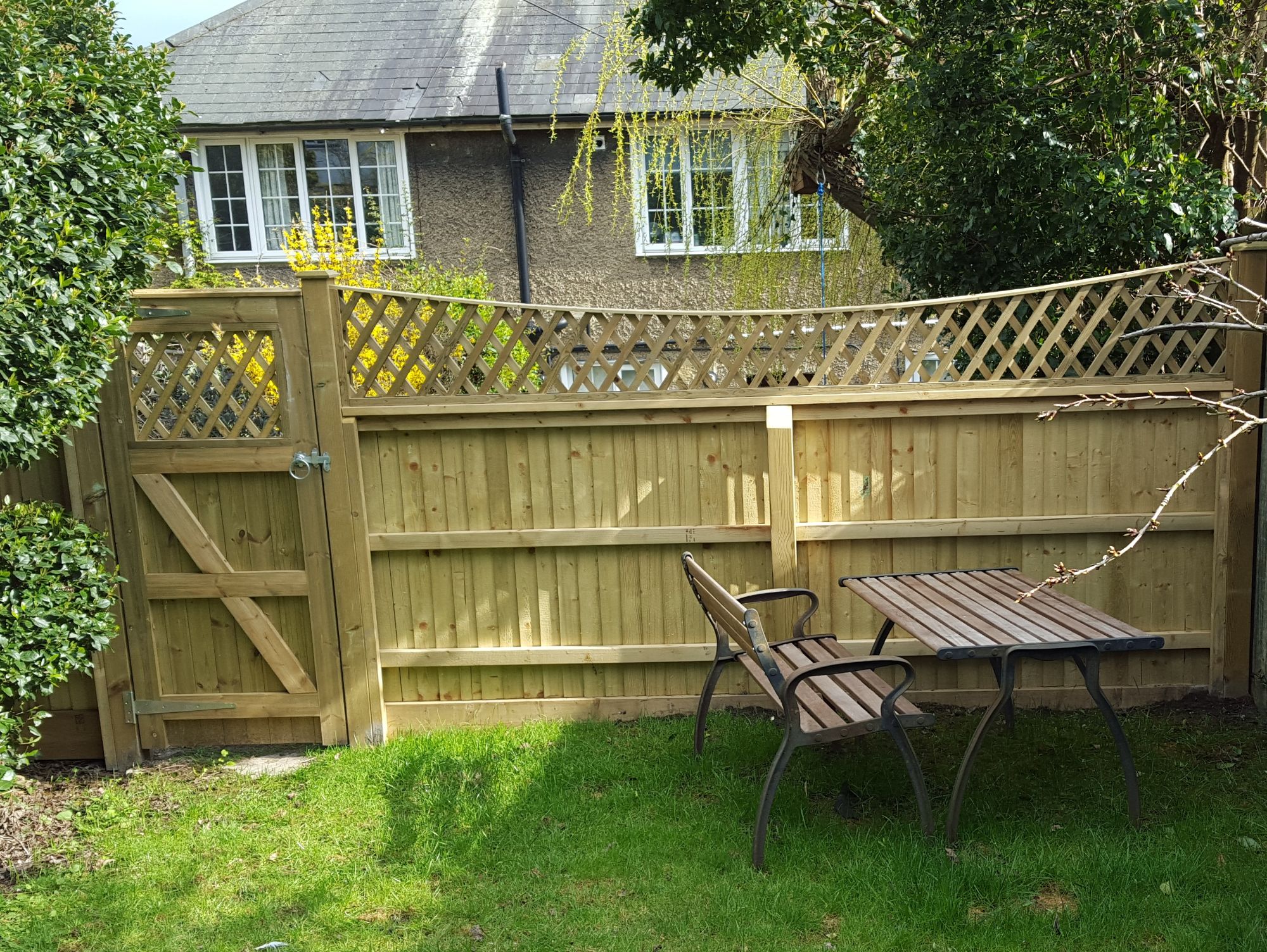 All timber fencing on arris rails with bow top diamond trellis (6)