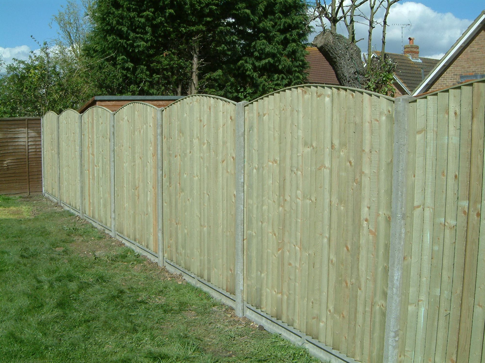 Bow top closeboard fence (15)