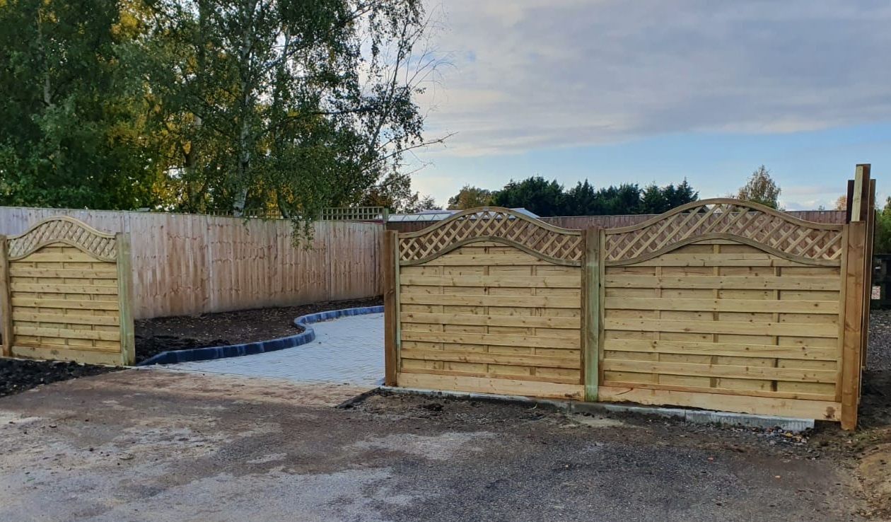 Omega top fence