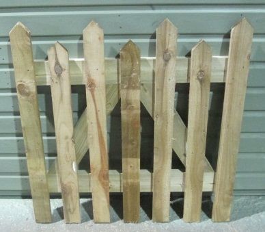 Picket gate- staggered top.JPG