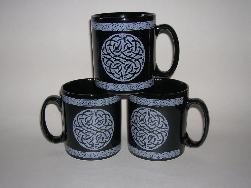 FC008 Black pottery mug - Grey Celtic design