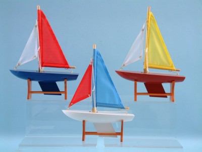 Pond yacht on detachable stand