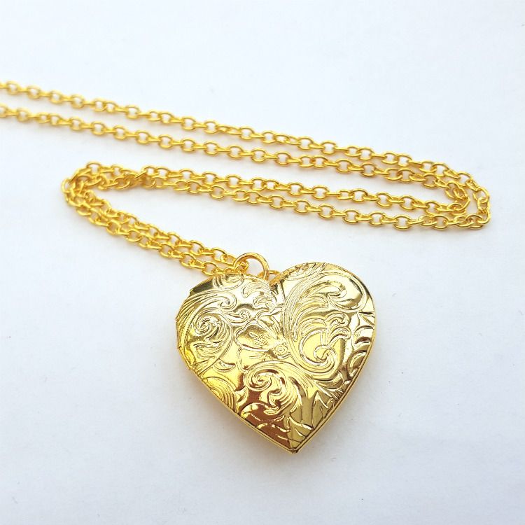 Gold heart shaped locket necklace VN064