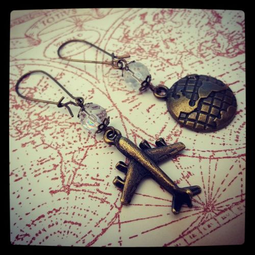 Travel globe and plane earrings VE056