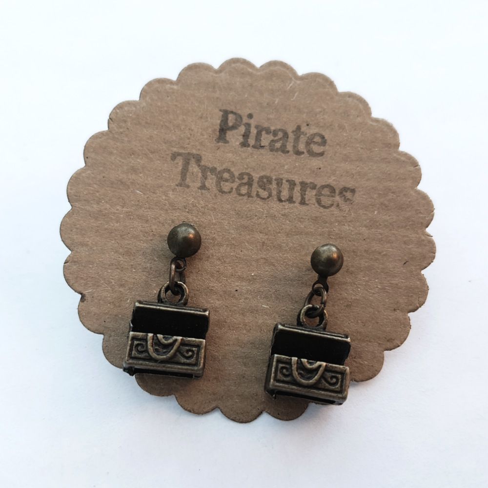Pirate treasure chest earrings in antique bronze PN050