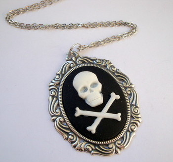 Large skull & crossbones cameo pirate necklace PN009