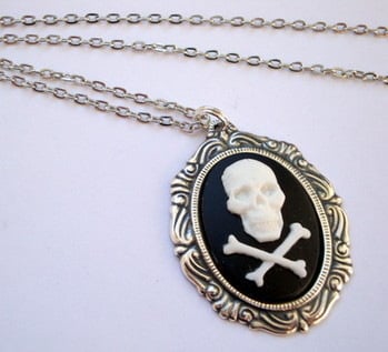 Skull & crossbones cameo pirate necklace PN010