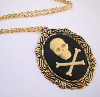 Large gold skull & crossbones cameo pirate necklace PN011